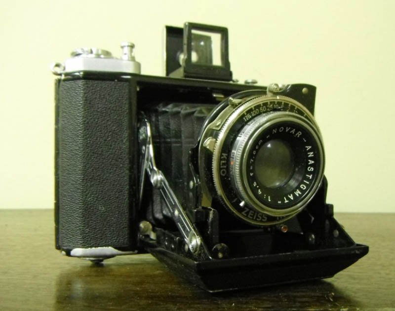 WWII era Zeiss Ikon Ikonta bellows camera: WWII era Zeiss Ikon Ikonta bellows camera, NOVAR-ANASTIGMAT Lens, 1:4.5 , F 7.5 cm.