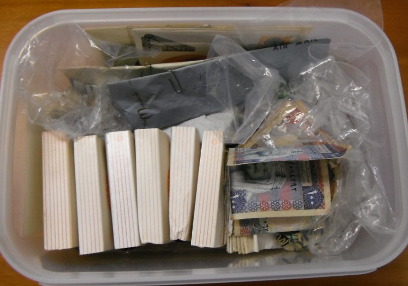 Lot of asst foreign coins & currency.: Lot of asst foreign coins & currency. Includes Canada, Australia, Saudi Arabia, Hong Kong.