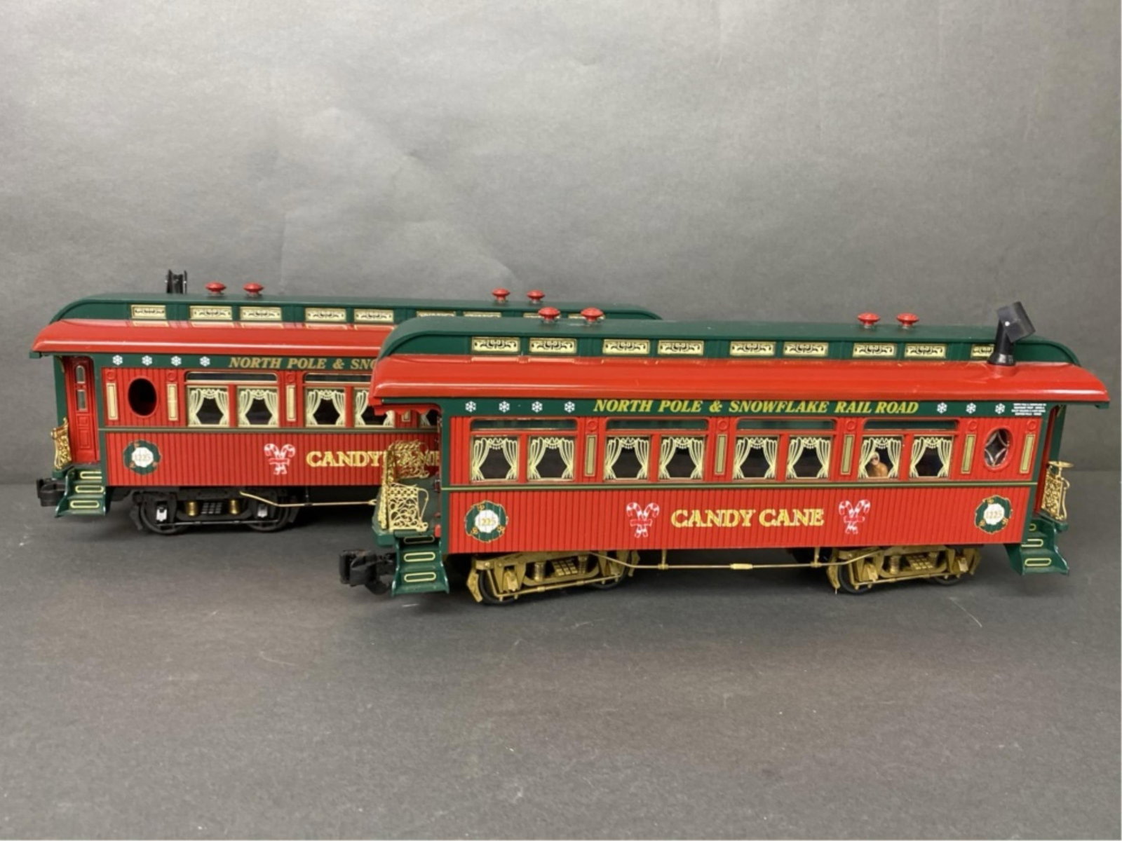 Arist-Craft passenger car: Arist-Craft passenger car Christmas. missing window, light is working, smoke might need fluid 16W 4.5D 6H All Train and Train accessories in this