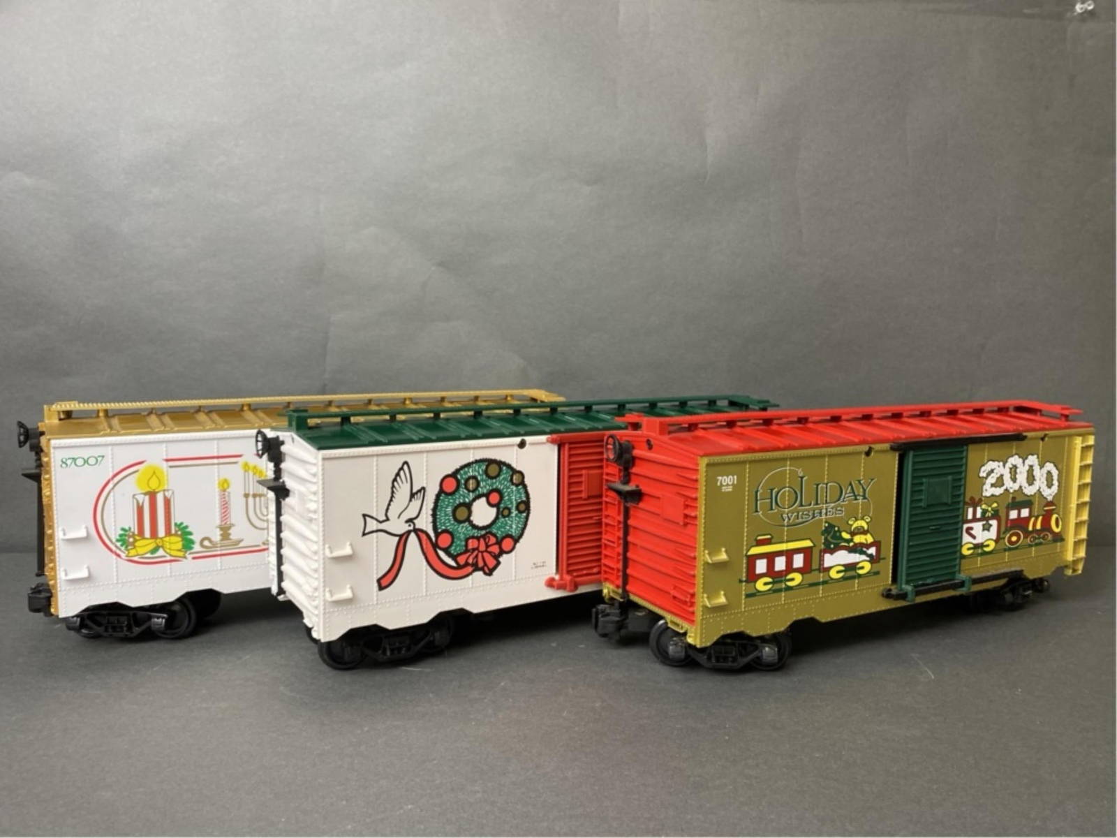 Lionel Christmas Box Cars Auction