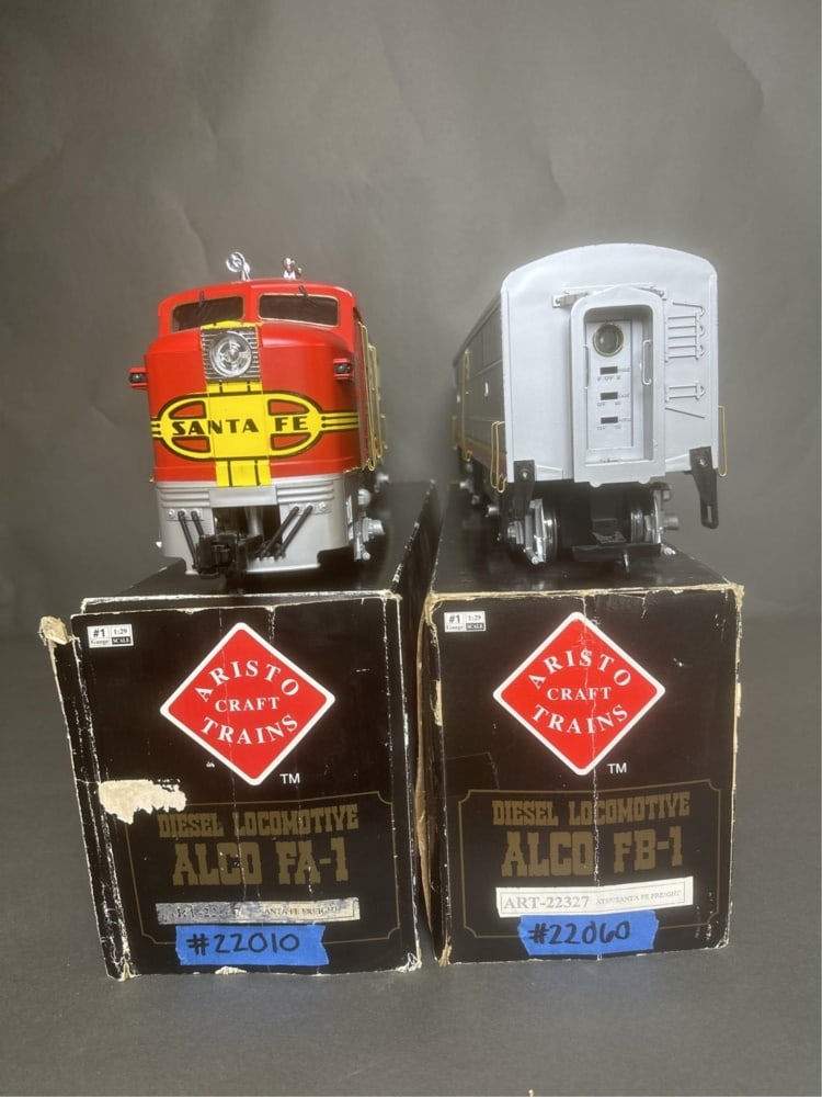 Aristo Craft - diesel locomotive Alco FA/B- Santa (1 of 16)