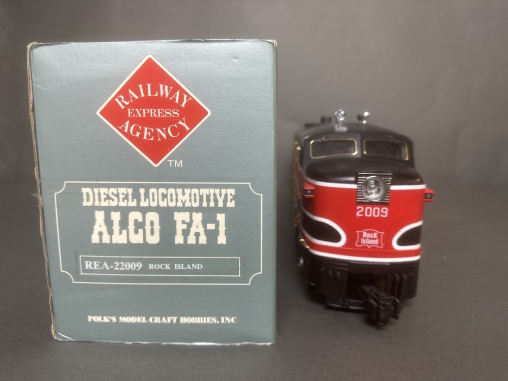 Aristo Craft (Railway Express Agency) - diesel loc: Aristo Craft (Railway Express Agency) - diesel locomotive Alco FA-1 - Rock Island (REA 22009) tested and runs F/B; comes with original box R2 21.5W 4D 6H All Train and Train accessories in this