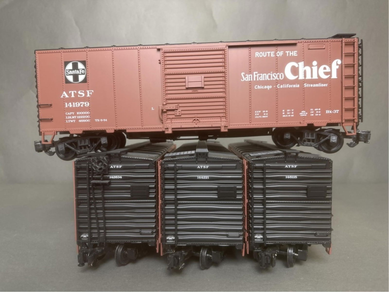 Aristo craft 40' steel boxcars (4 total) - ATSF AR (1 of 20)