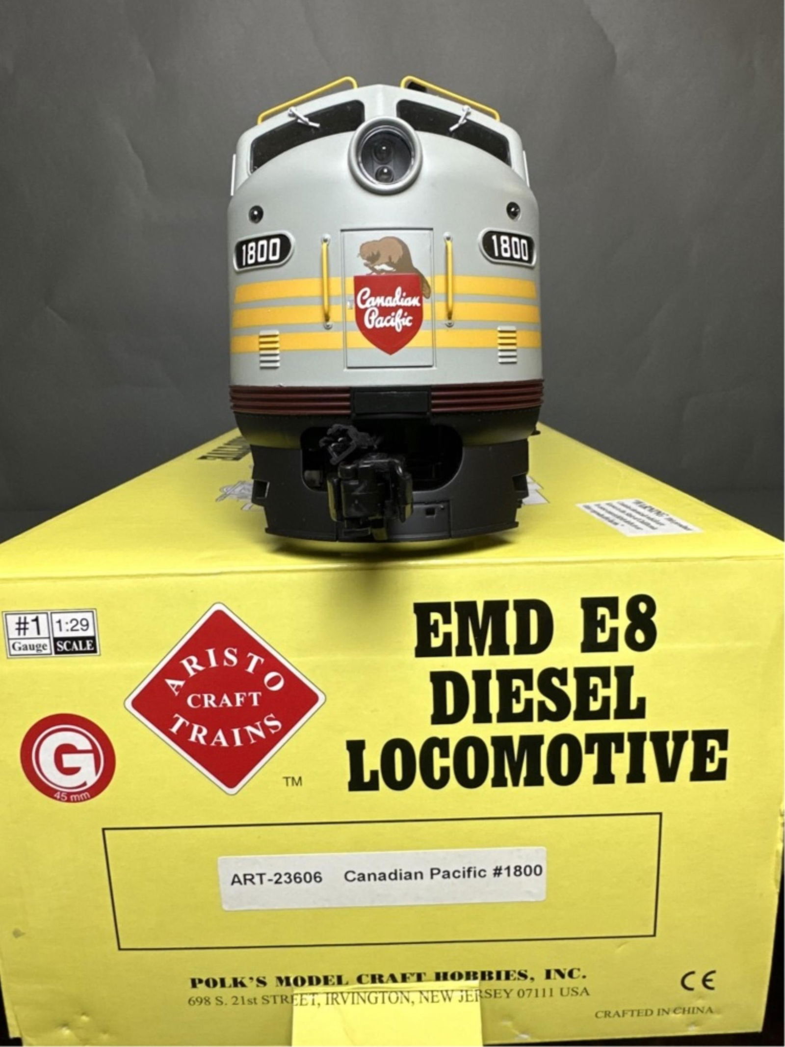 Aristo craft EMD E8 diesel locomotive - Canadian P (1 of 14)