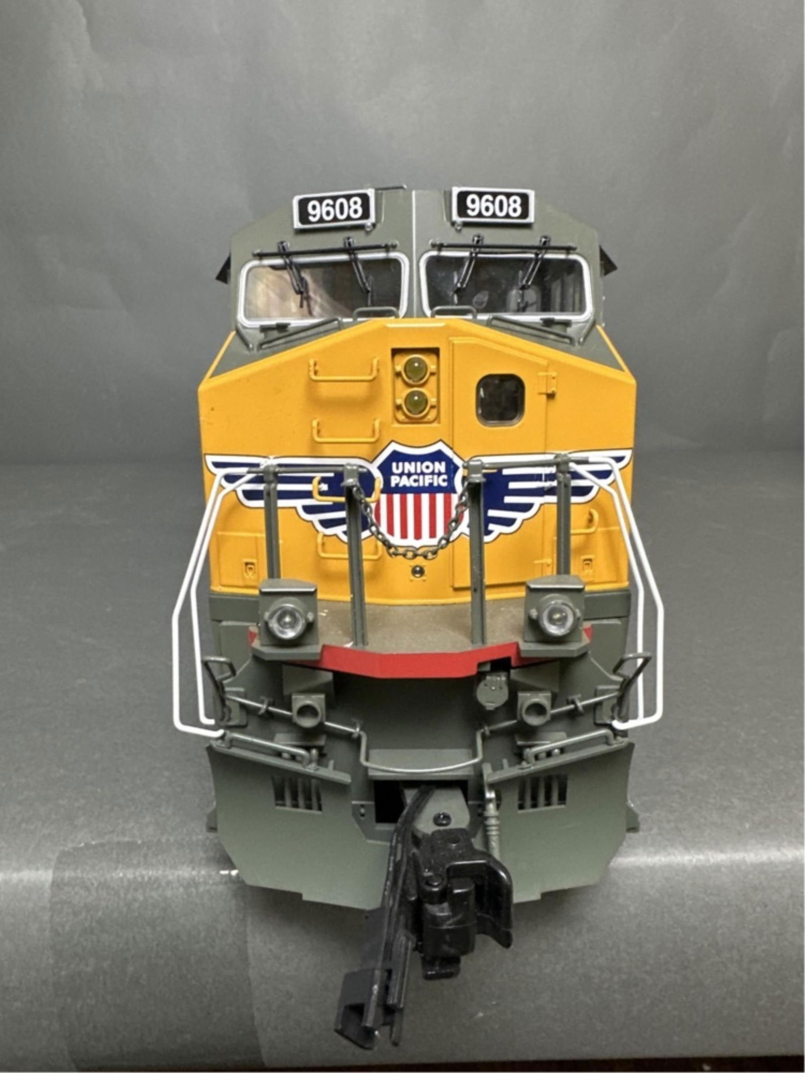 Aristo craft Dash-9 diesel locomotive - Union Paci (1 of 13)