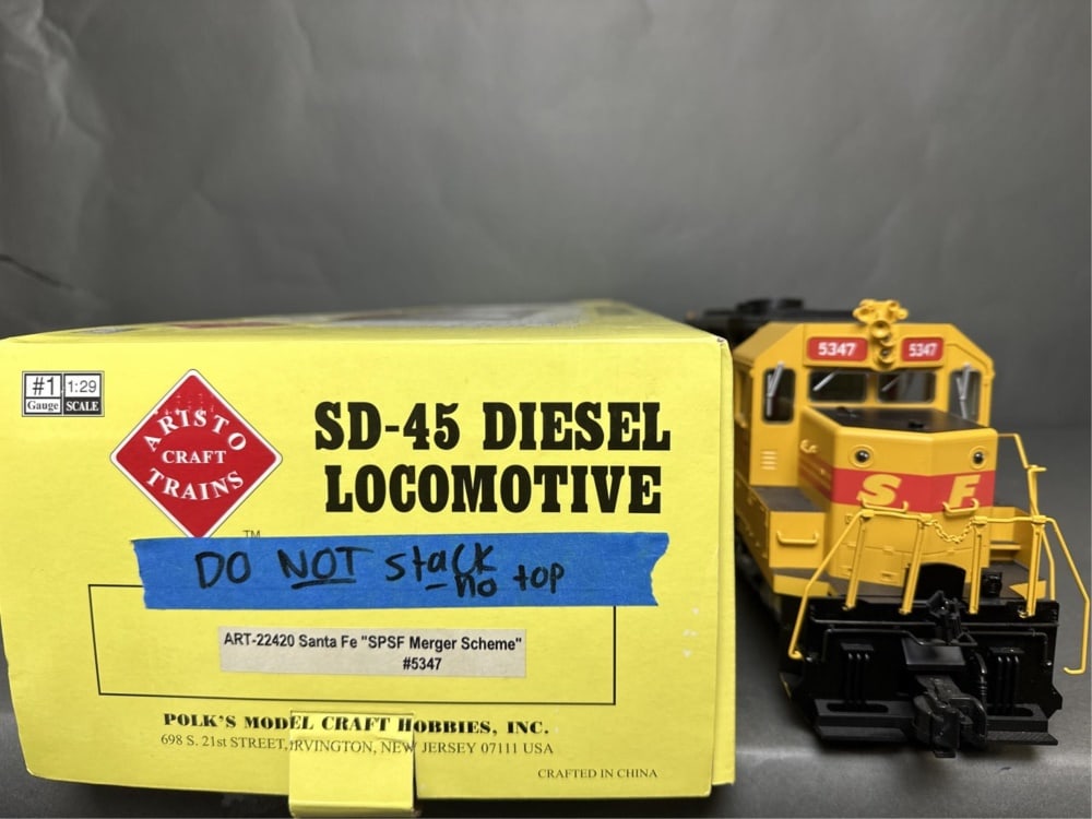 Aristo craft SD-45 diesel locomotive - Santa Fe "S (1 of 19)
