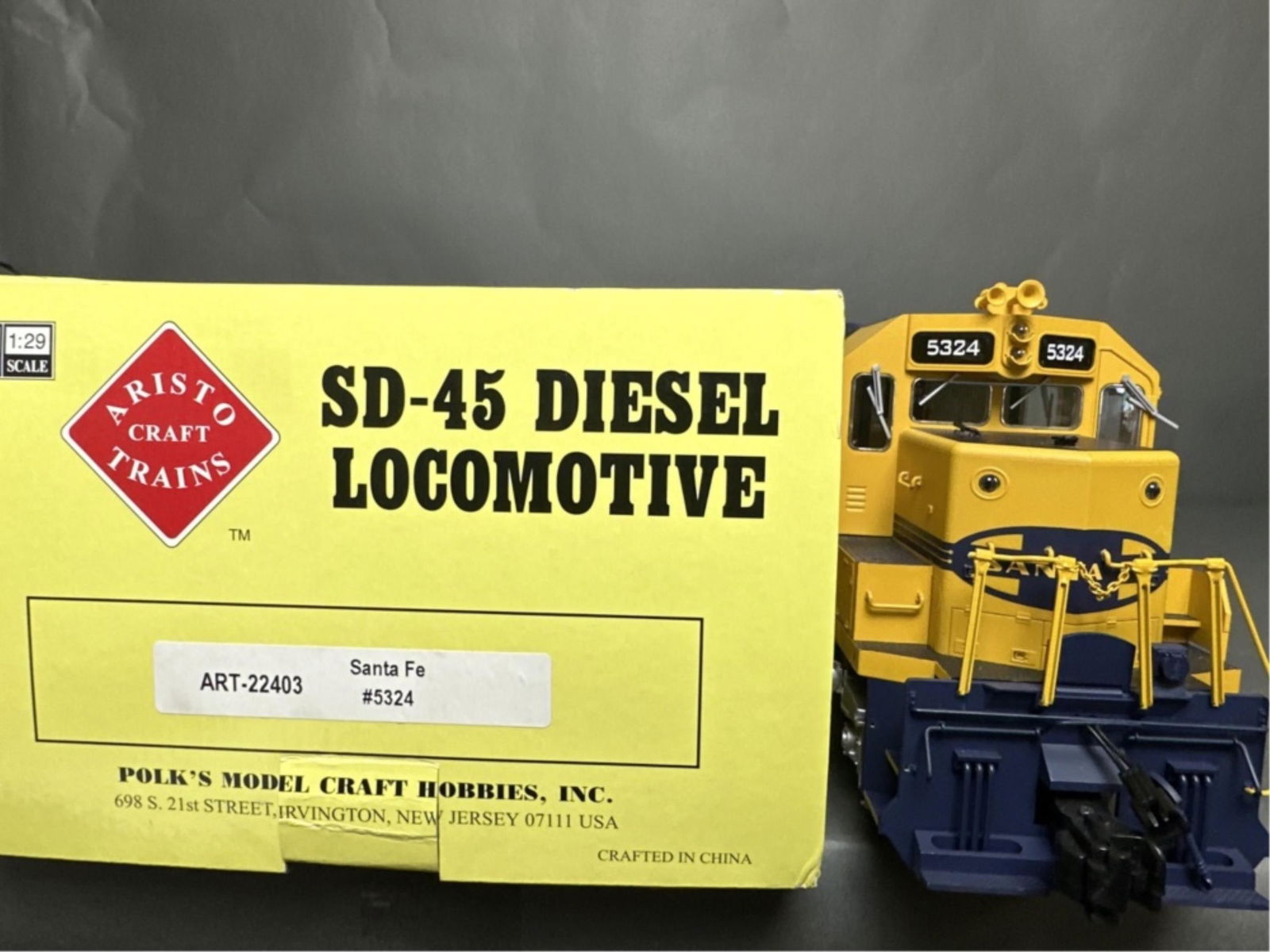 Aristo craft SD-45 diesel locomotive - Santa Fe AR (1 of 18)