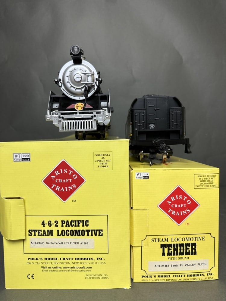 Aristo craft 4-6-2 pacific steam locomotive and te: Aristo craft 4-6-2 pacific steam locomotive and tender with sound - Santa Fe Valley Flyer - ART 21451 Locomotive (measured) tested and runs F/B; both come with original boxes; locomotive number is 136