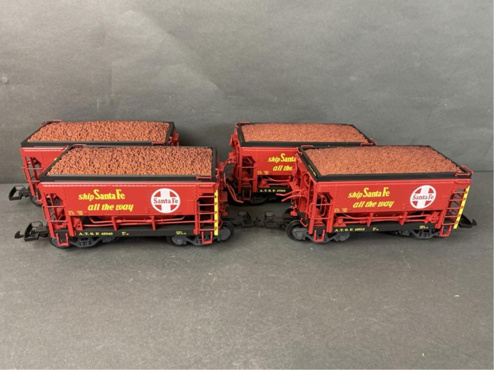 LGB train 45040 G scale Santa Fe ore cars (1 of 11)