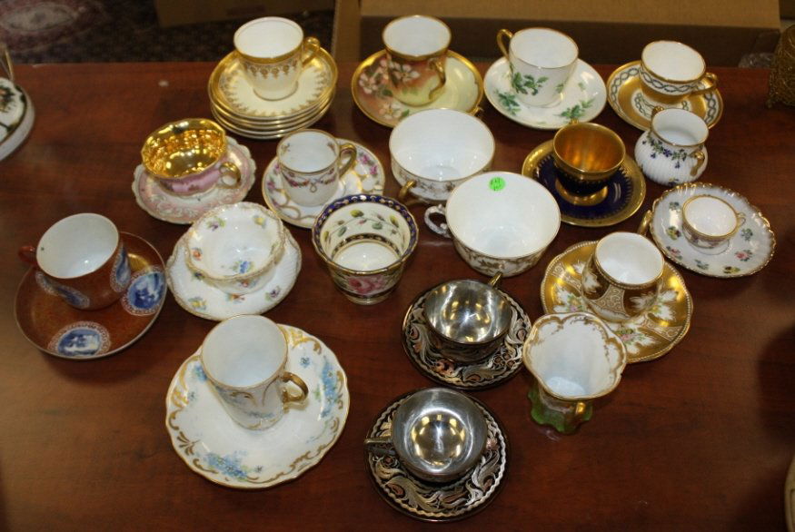 Lot of decorative tea cups and saucers.: Lot of decorative tea cups and saucers.