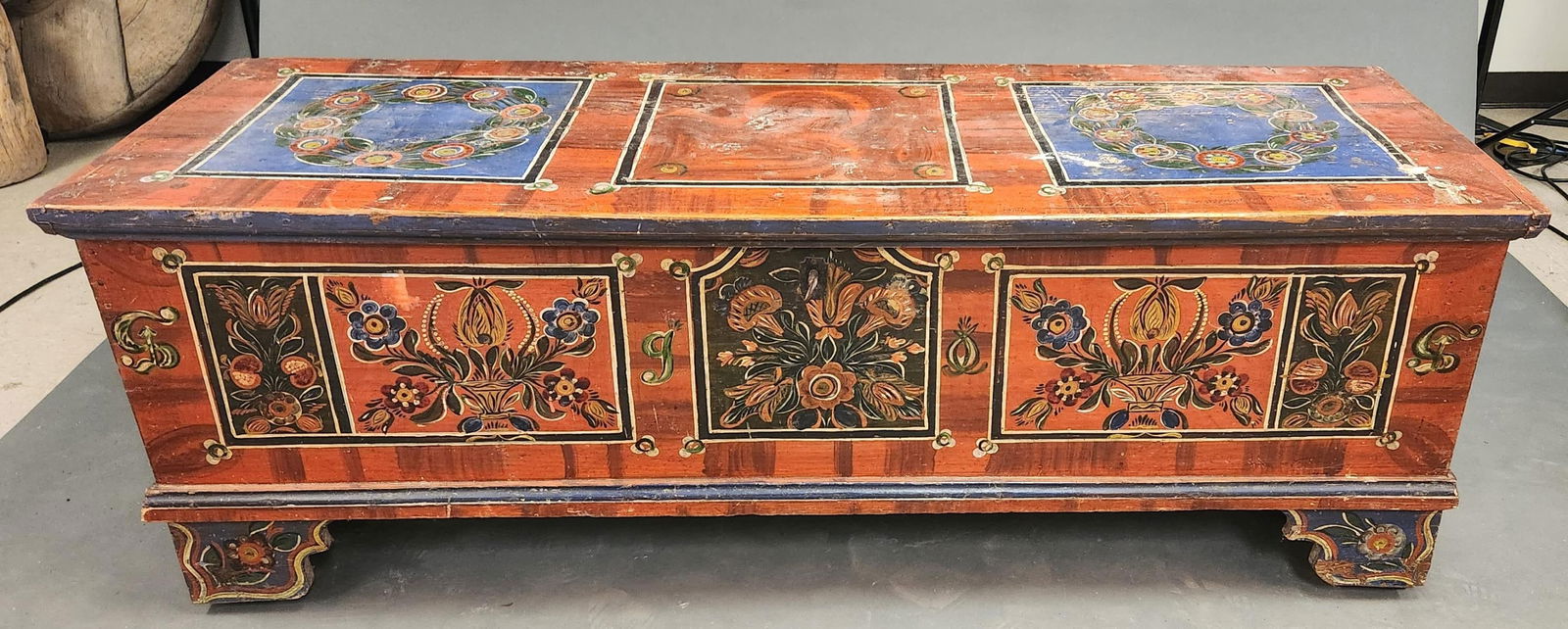 Painted wood folk art chest. (1 of 5)