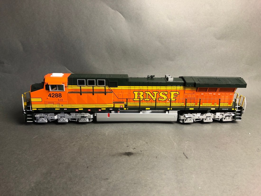 Mikes Train House O-scale AC6000 Diesel engine - BNSF - 20-2832-1 Runs forward and backward; Comes (1 of 9)