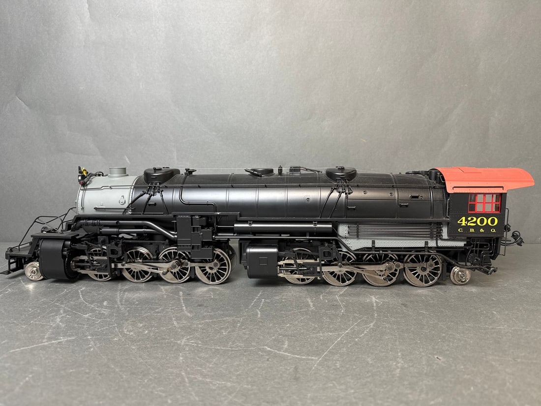 Aristo craft G-scale 2-8-8-2 USRA Mallet Steam Locomotive and USRA Tender - CB&Q/ Burlington Route -: Aristo craft G-scale 2-8-8-2 USRA Mallet Steam Locomotive and USRA Tender - CB&Q/ Burlington Route - ART 21611 Locomotive tested runs F/B; both come with original boxes but tender is missing top styro