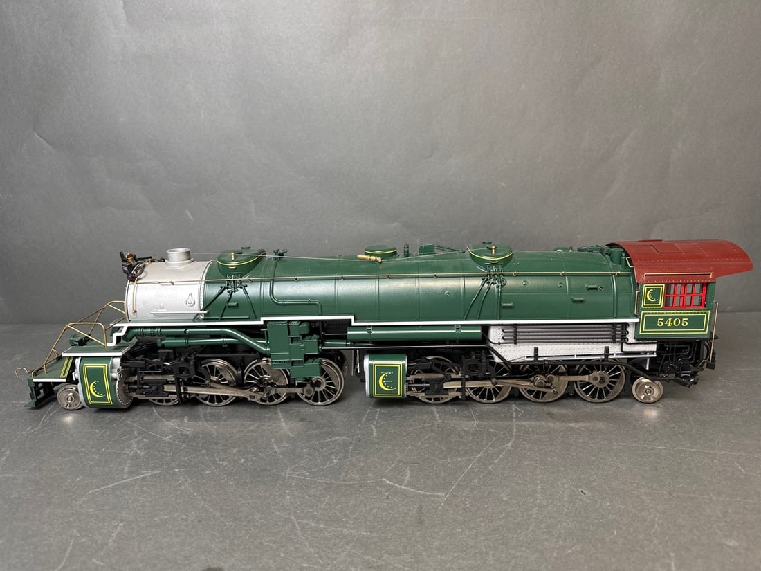 Aristo craft G-scale 2-8-8-2 USRA Mallet Steam Locomotive and USRA Tender - Southern Crescent - ART: Aristo craft G-scale 2-8-8-2 USRA Mallet Steam Locomotive and USRA Tender - Southern Crescent - ART 21600 Locomotive tested runs F/B; both come with original boxes; car number is 5405; locomotive meas