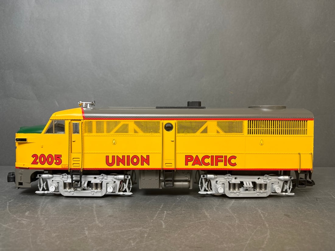 Aristo Craft/Railway Express Agency  G-scale diesel locomotive Alco FA/B-1 - Union Pacific- REA (1 of 15)