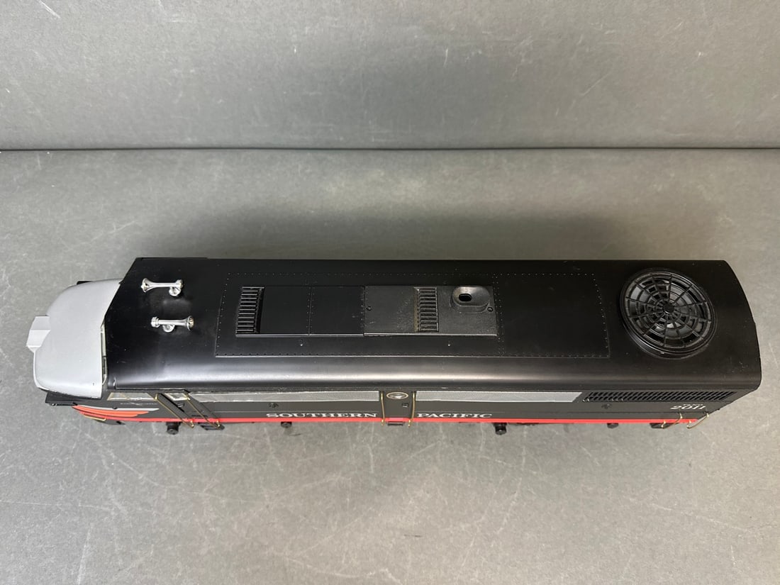 Aristo Craft G-scale diesel locomotive Alco FA-1 - Southern Pacific (black window) - ART 22011 (1 of 7)