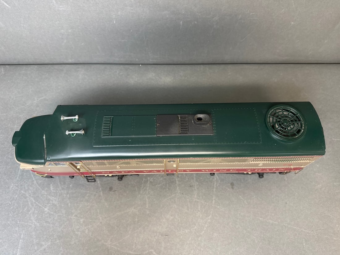 Aristo Craft G-scale diesel locomotive Alco FA-1- Napa Valley Wine Train - ART 22048 Tested and runs: Aristo Craft G-scale diesel locomotive Alco FA-1- Napa Valley Wine Train - ART 22048 Tested and runs F/B; comes with original box; car number is 70; see photos for imperfections - car is missing one f