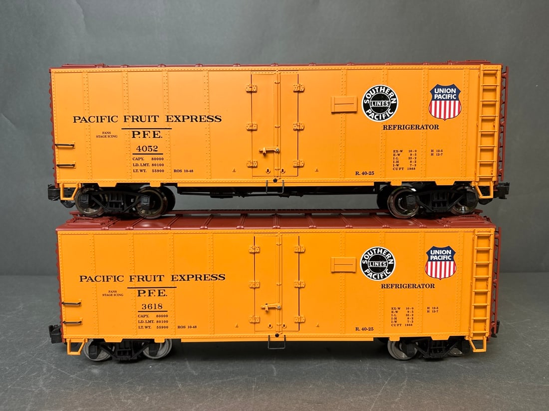Aristo craft G-scale reefer cars (4 total) - Pacific Fruit Express / PFE - ART 46201D Cars do NOT (1 of 12)