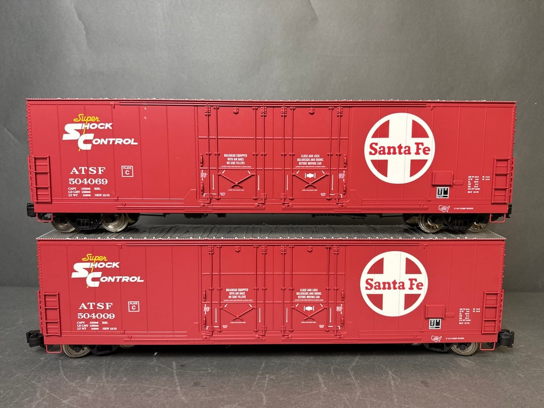 Aristo craft G-scale 53Õ EvanÕs boxcars (3 total) - mismatch: Santa Fe/ ATSF (2) and Willamette: Aristo craft G-scale 53Õ EvanÕs boxcars (3 total) - mismatch: Santa Fe/ ATSF (2) and Willamette Industries Inc/ USLX - ART 50002 (2) and 50095 Cars do NOT come with boxes; car numbers are 504009, 50