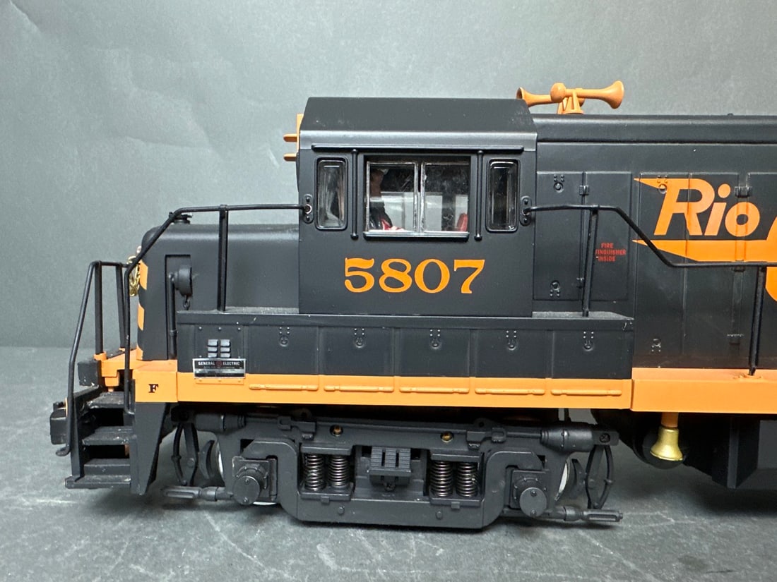 Aristo Craft G-scale GE U25-B Diesel Locomotive - Rio Grande / DRGW - ART 22107 Locomotive tested: Aristo Craft G-scale GE U25-B Diesel Locomotive - Rio Grande / DRGW - ART 22107 Locomotive tested and runs F/B; comes with original box; car number is 5807; see photos for imperfections - driver is ou