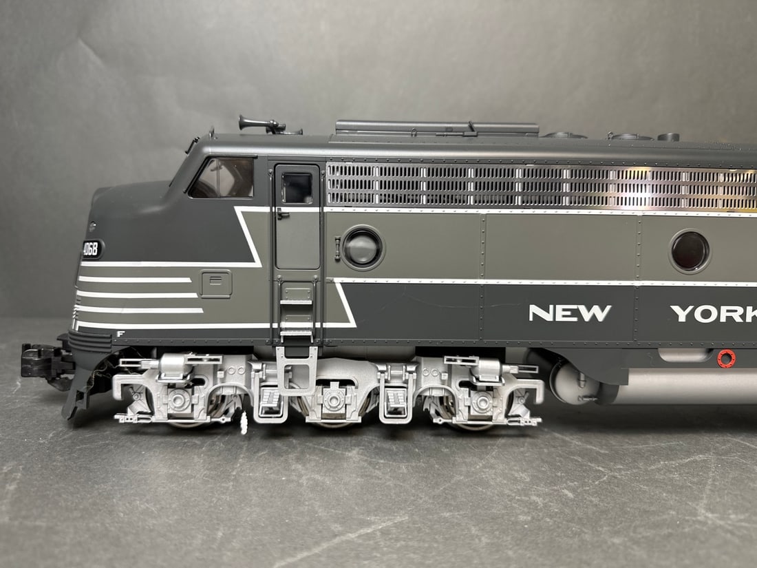 Aristo Craft G-scale EMD E8 Diesel Locomotive - New York Central / NYC - ART 23611 Locomotive tested: Aristo Craft G-scale EMD E8 Diesel Locomotive - New York Central / NYC - ART 23611 Locomotive tested and runs F/B; comes with original box; car number is 4068; see photos for imperfections - driver is