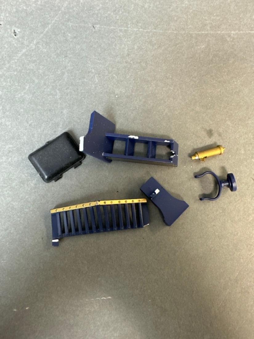 Aristo Craft G-scale 4-6-2 Pacific Steam Locomotive and Steam Locomotive Tender - Baltimore and Ohio (1 of 20)