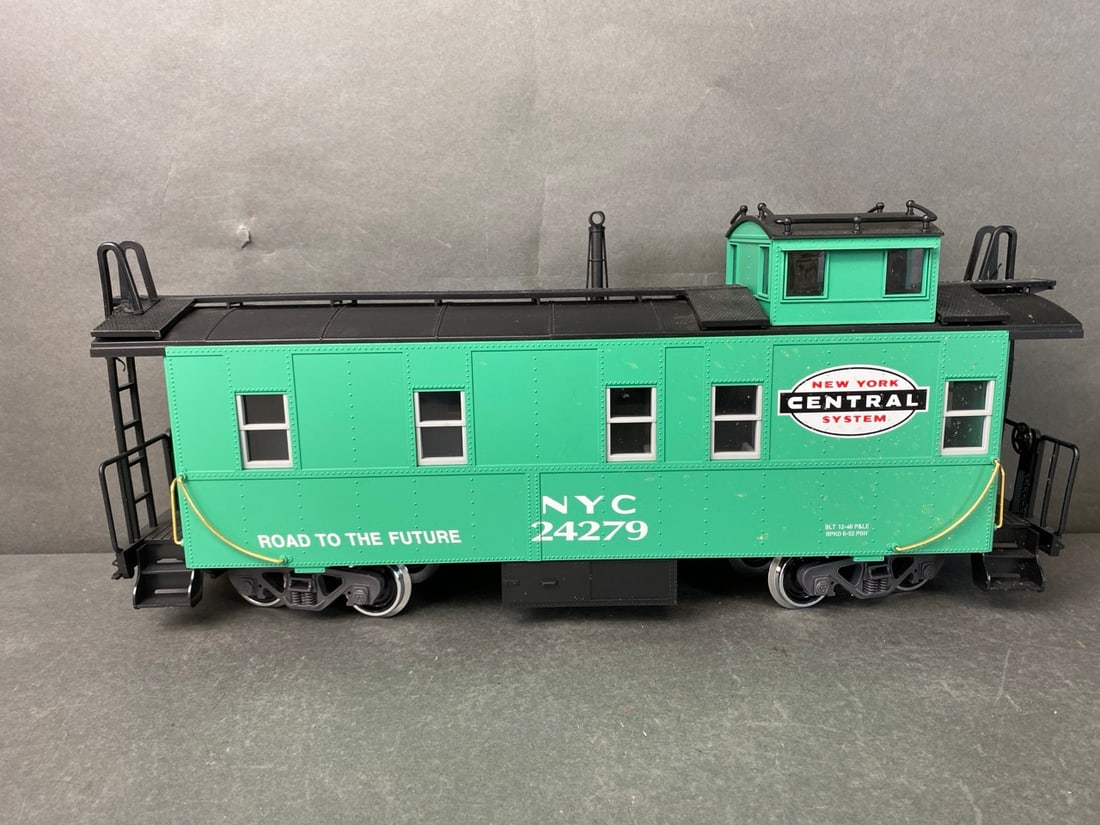 LGB trains G scale mismatch caboose - New York Central and  Great Northern - 42790 and 47790 Note (1 of 12)