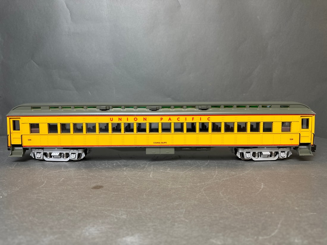 Aristo Craft G-scale Heavyweight Passenger Cars: Coach and Diner - Union Pacific / UP - ART 31308 (1 of 20)