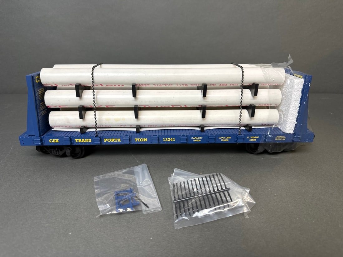 RO/USA  G-scale mismatch trains - CSX flat bed with pipe load (R17604) and Santa Fe box car (#1934) (1 of 20)