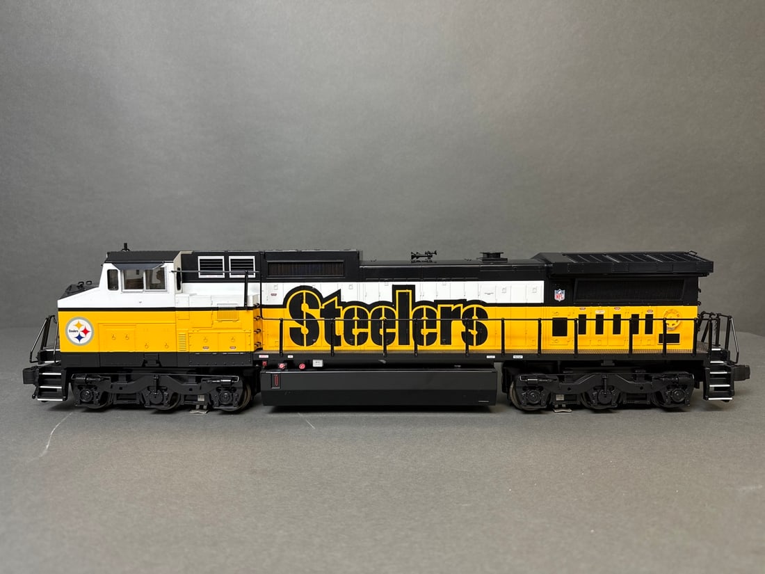 Rail King/Mikes Train House g scale Pittsburgh Steelers set (4 total) - Dash 8-40CW diesel engine (1 of 20)