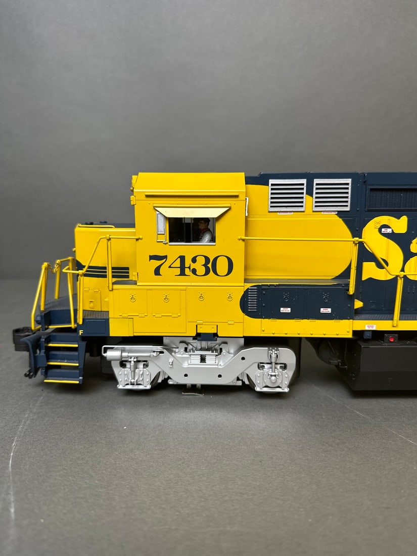 Rail King/Mikes Train House g scale Dash 8-40B Diesel Locomotive Engine - Santa Fe - 70-2022-1 (1 of 16)