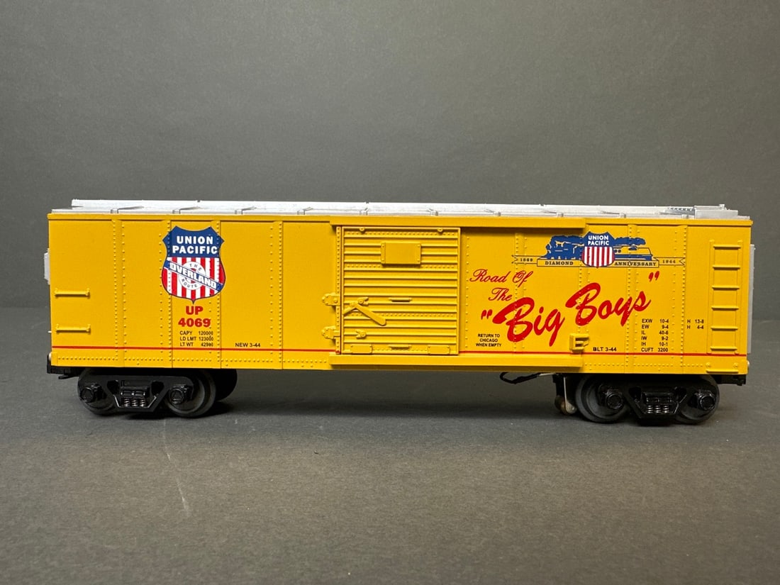 Rail King/Mikes Train House O-scale mismatch_x000B_Union Pacific - Operating Box Car with Signal Man (1 of 20)