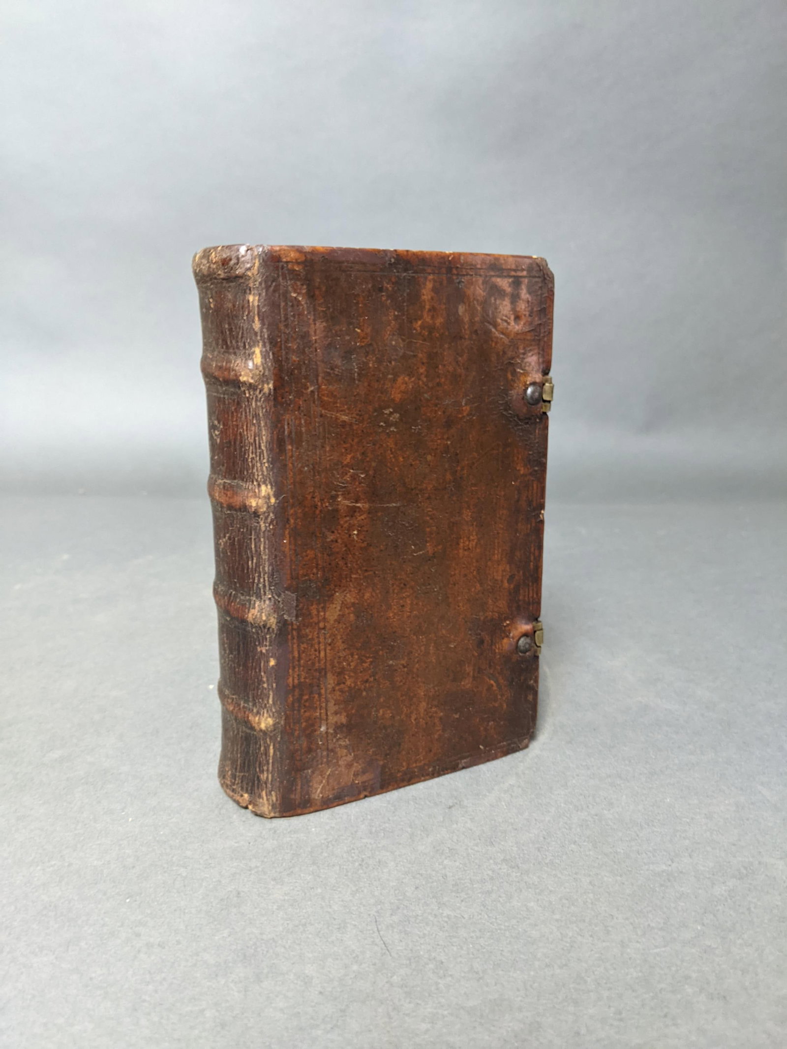 Vollstaendiges Marburger Gesangbuch: [Bible, in German] Vollstaendiges Marburger Gesangbuch, zur Uebung der Gottseligheit. Germantown, Christopher Saur, 1770. Thick 8vo. xii, 490, xv, (13), (83) pp. Original full polished calf, raised ba