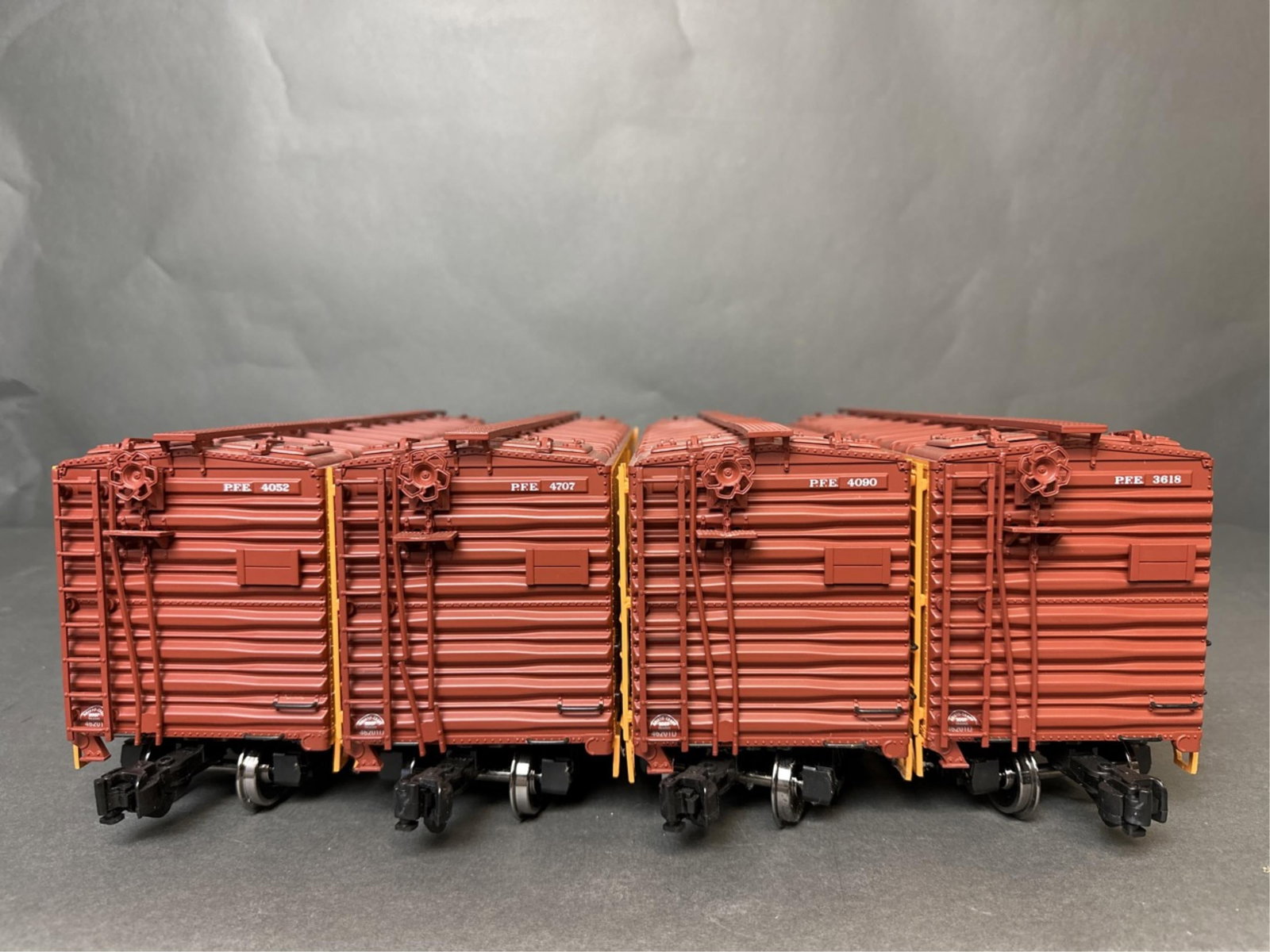 Aristo craft reefer cars (4 total) - pacific fruit (1 of 17)