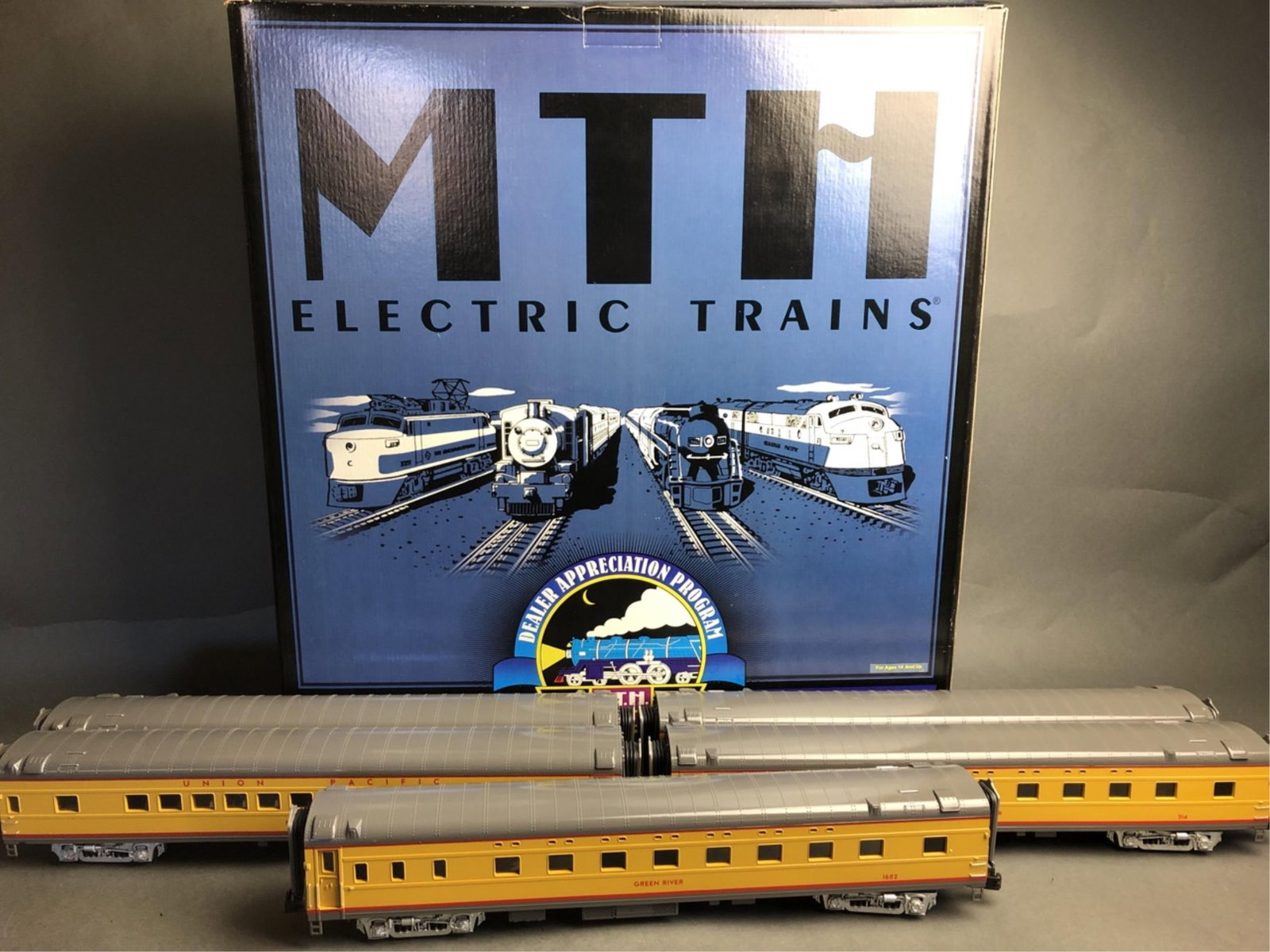 MTH O-gauge 70 streamlined passenger 5-car set - (1 of 20)