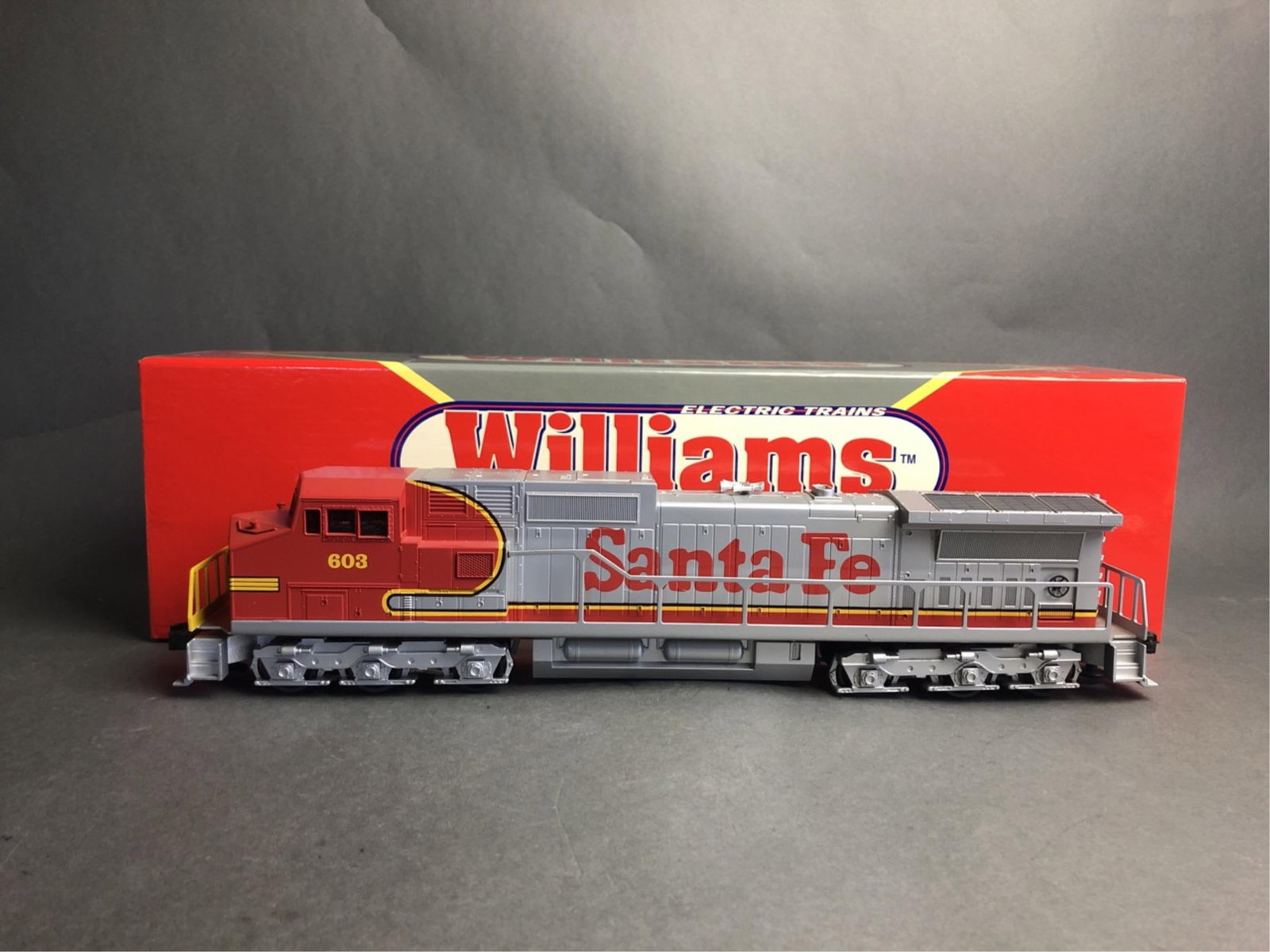 WILLIAMS O-gauge Dash 9 locomotive - Santa Fe DA9-: Runs forward and backward; comes with original box; view photos for any details and imperfectionsLocation: T2