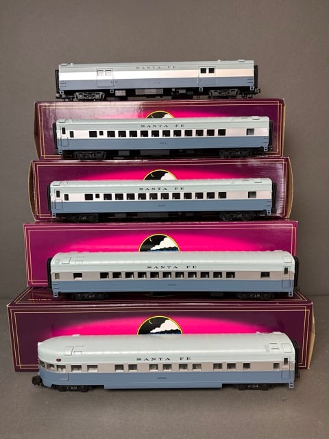 MTH O-scale Santa Fe / ATSF (Blue Goose) - 5-car 7: Set comes with original box that fits all 5 cars (note separate boxes in first photo are for photo ONLY); see photos for any details and imperfections -Location: R1