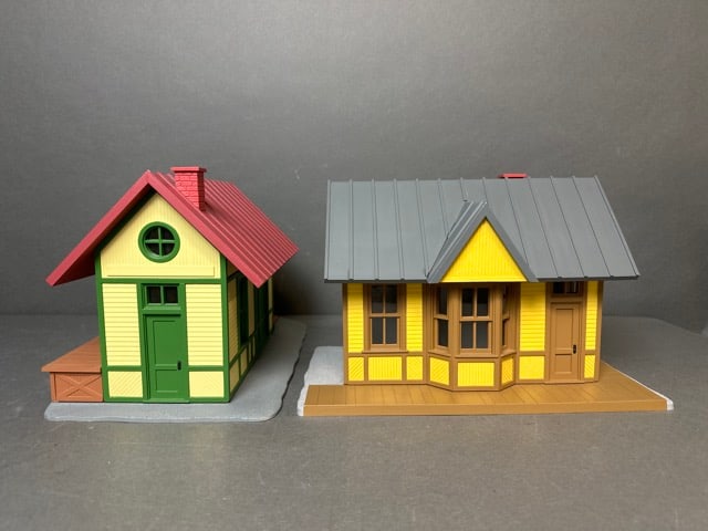 Aristo Craft G-scale Freight Depot Building and Pa: Note items do NOT come with boxes; no obvious damage to buildings; lights not testedLocation: R14