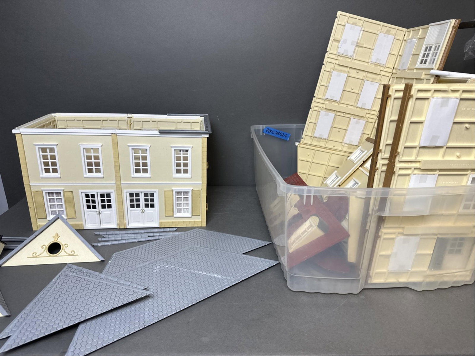 Piko G-scale Buildings - Neustadt City Hall and Me (1 of 20)