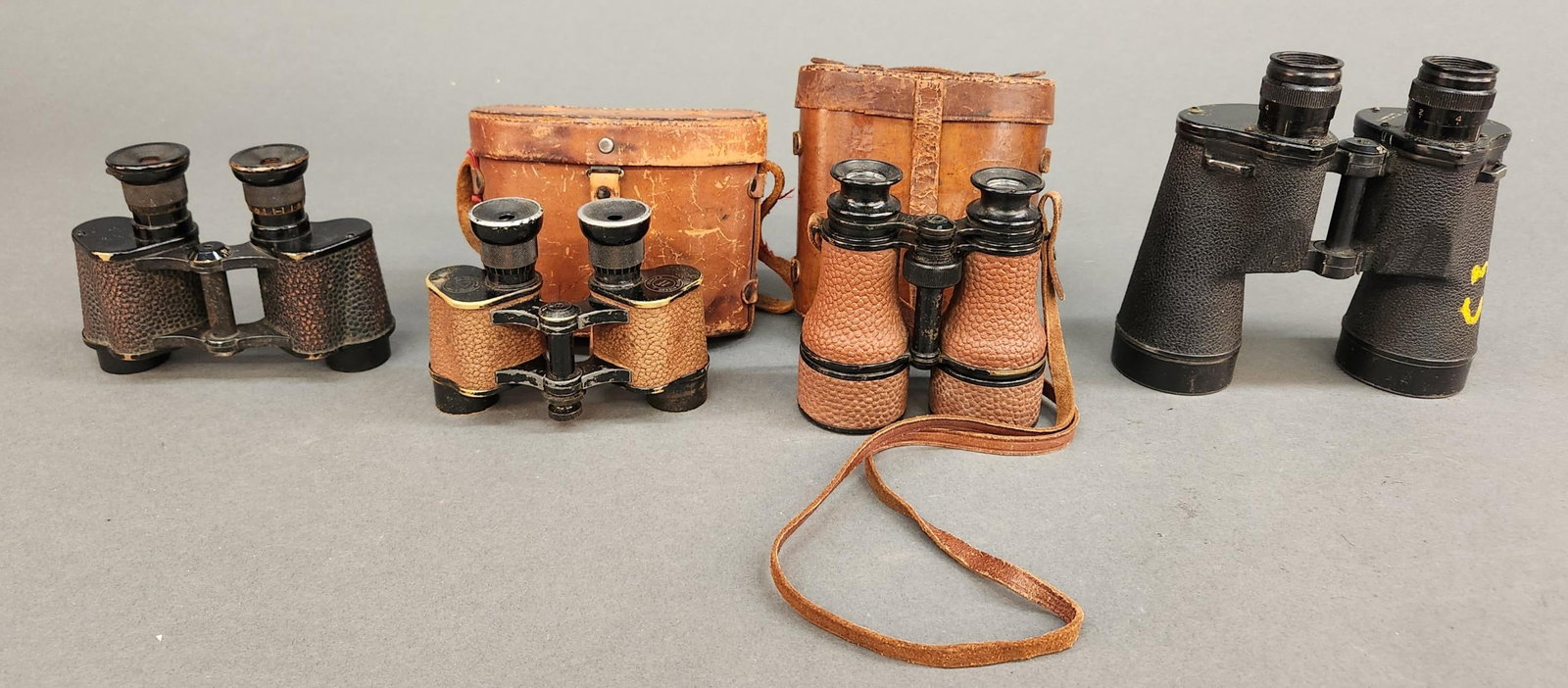 4 WW1 to WWII U.S. military binoculars: A group of four WW1 to WWII U.S. military binoculars. ++ WWII U.S.M.C. 7 x 50 Pre-WWII U.S. Navy binoculars in original case by Bausch and Lomb Optical Co. Prism stereo 6x30. dated 1944. ++ Pre-War un