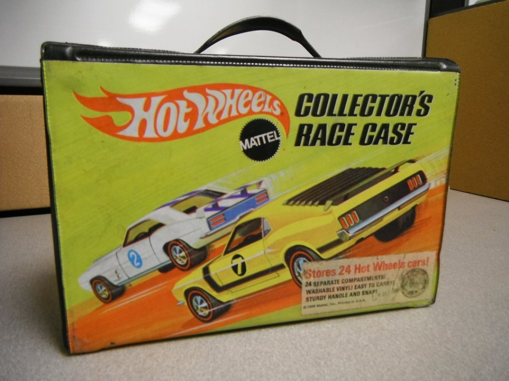 Hot Wheels in Collector's Race Case c.1969 incl: Hot Wheels in Collector's Race Case c.1969 incl24 cars.