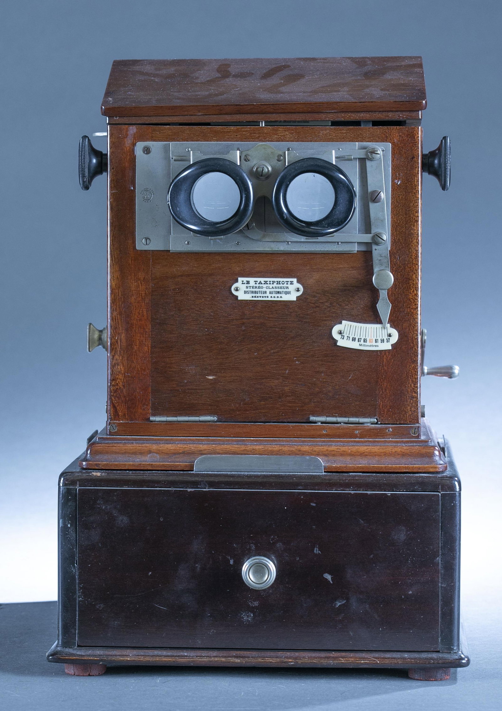Jules Richard, Le Taxiphote, stereoscope: A Jules Richard (French, 1848-1930) "Le Taxiphote" stereoscope, circa 1900. 15 1/4" x 10 1/4" x 10 3/4"No slides. Missing trays. Mechanically functioning.