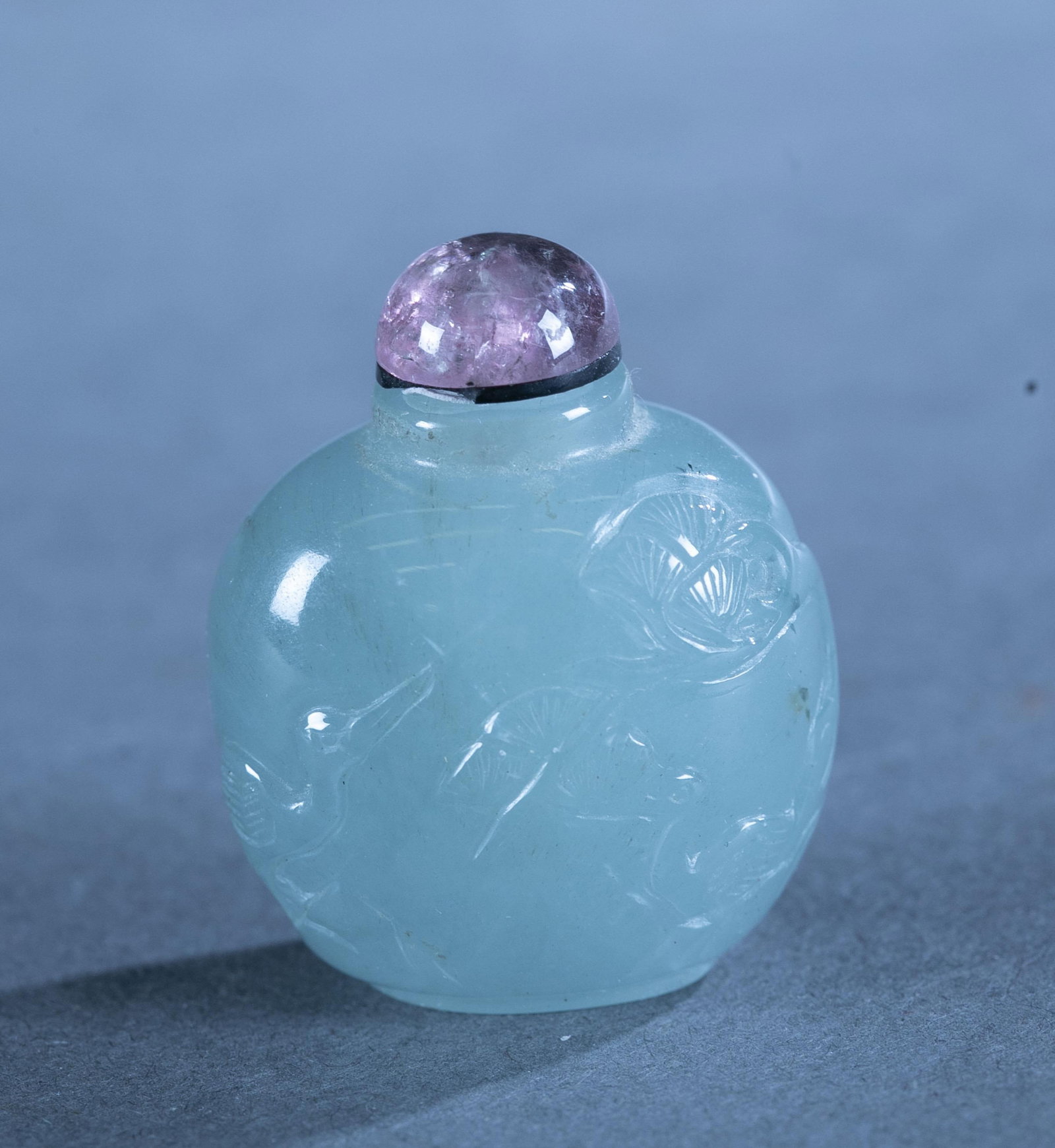 Chinese jade snuff bottle.: A Chinese jade snuff bottle. 1.4" x 1.1" x 0.8".