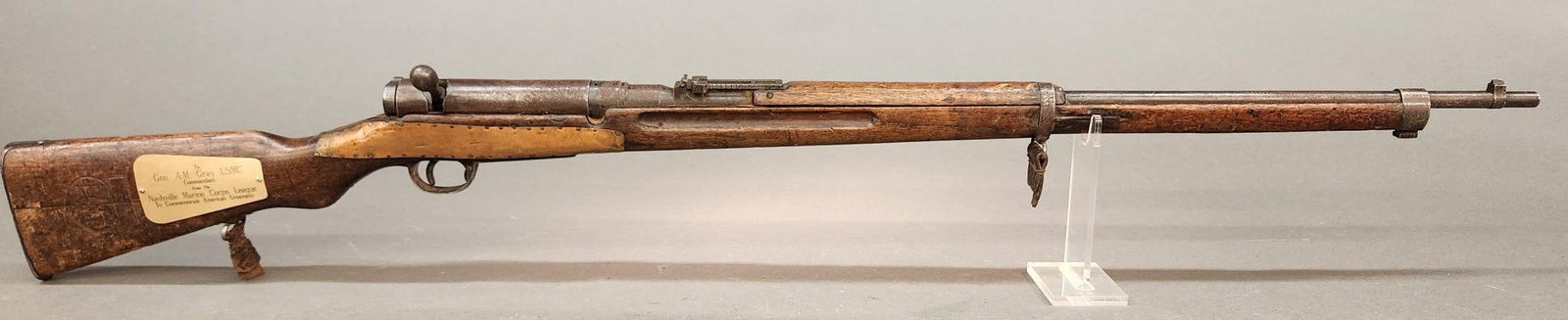 Japanese Arisaka Type 38 rifle, 6.5 ? 51R: A Kokura Arsenal, Japan Arisaka Type 38 bolt action rifle, 6.5 ? 51R. Blued finish. 31" barrel. Full length stock with copper plate repairs and grafetti on butt stock. SButt stock has plaque "To Gen.