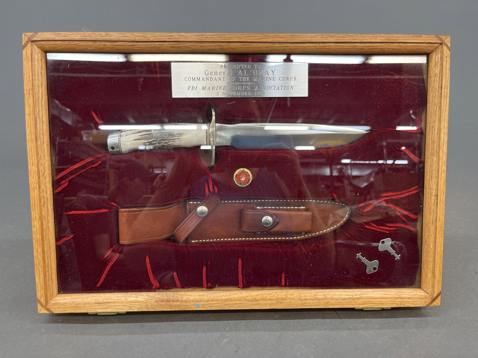 Gen. Gray Randall Made M1-7 stag knife in case: A General Alfred M. Gray Jr. Gray Randall Made Model 1-7 stag fixed blade knife in case. 7" clip point blade engraved "GENERAL GRAY/ FBI - USMC ASSOC." 12" overall. Includes leather sheath in glass li