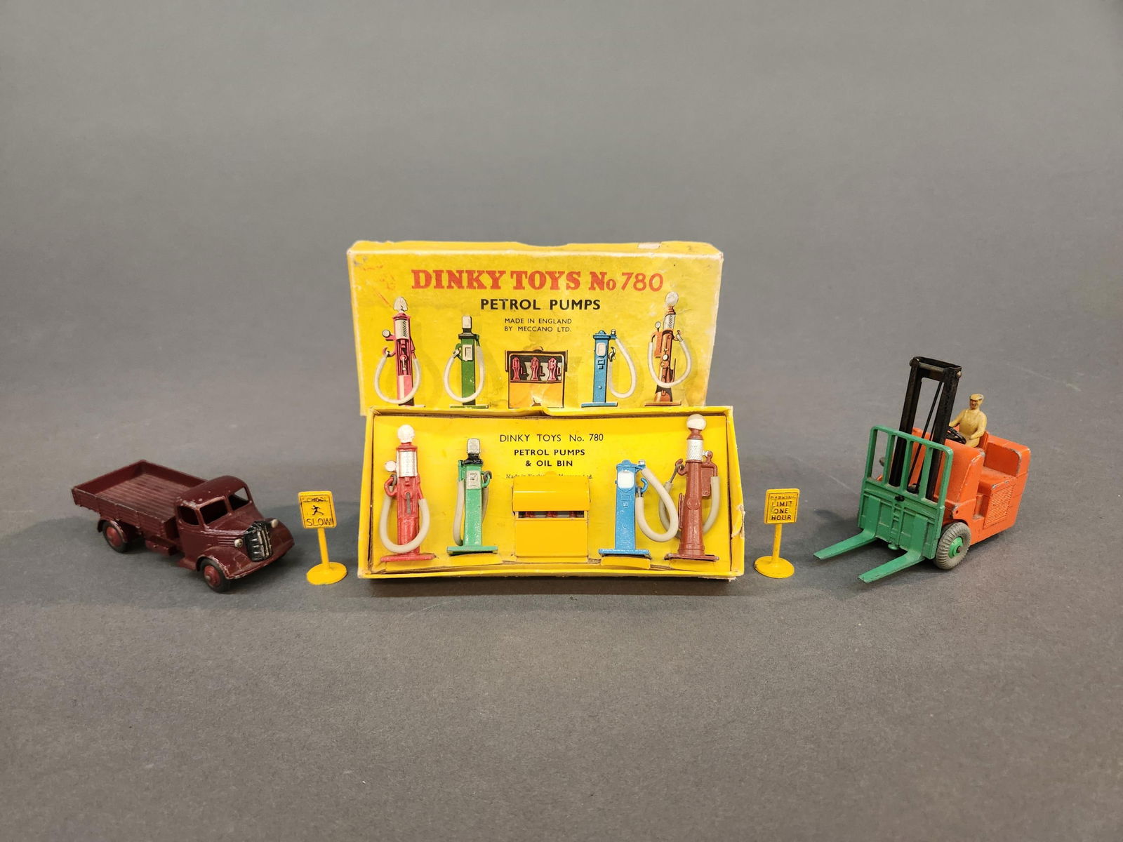 Dinky Toys No. 780 Pumps and 2 vehicles (1 of 8)