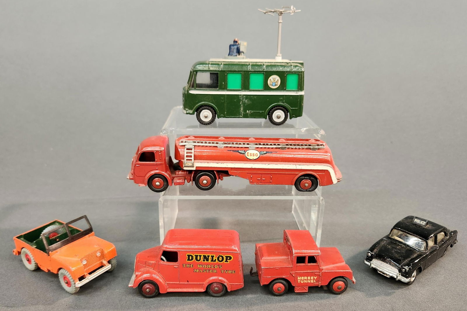 6 Mecanno Dinky Toys vehicles (1 of 3)