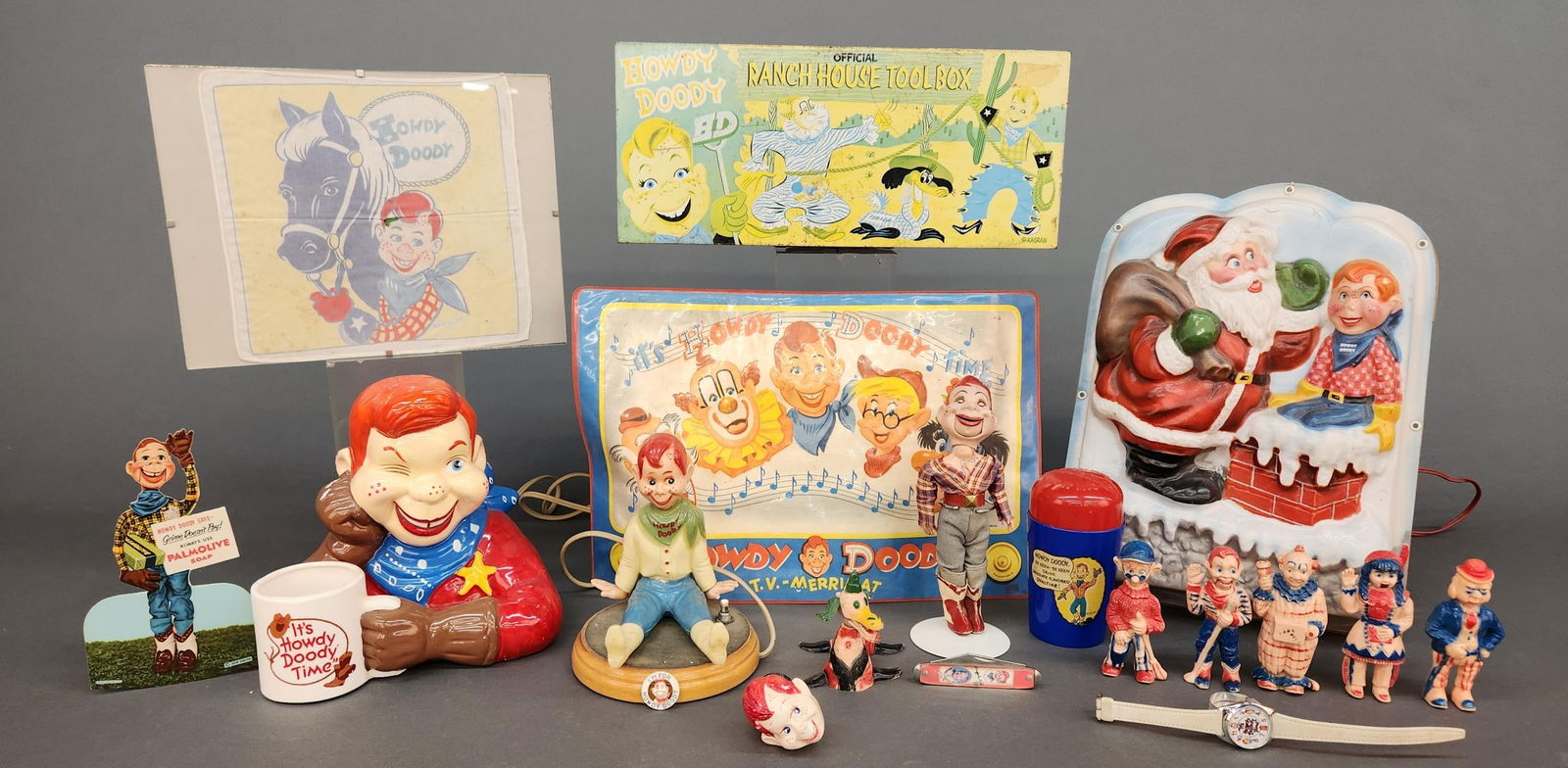 Collection of Howdy Doody memorabilia (1 of 8)