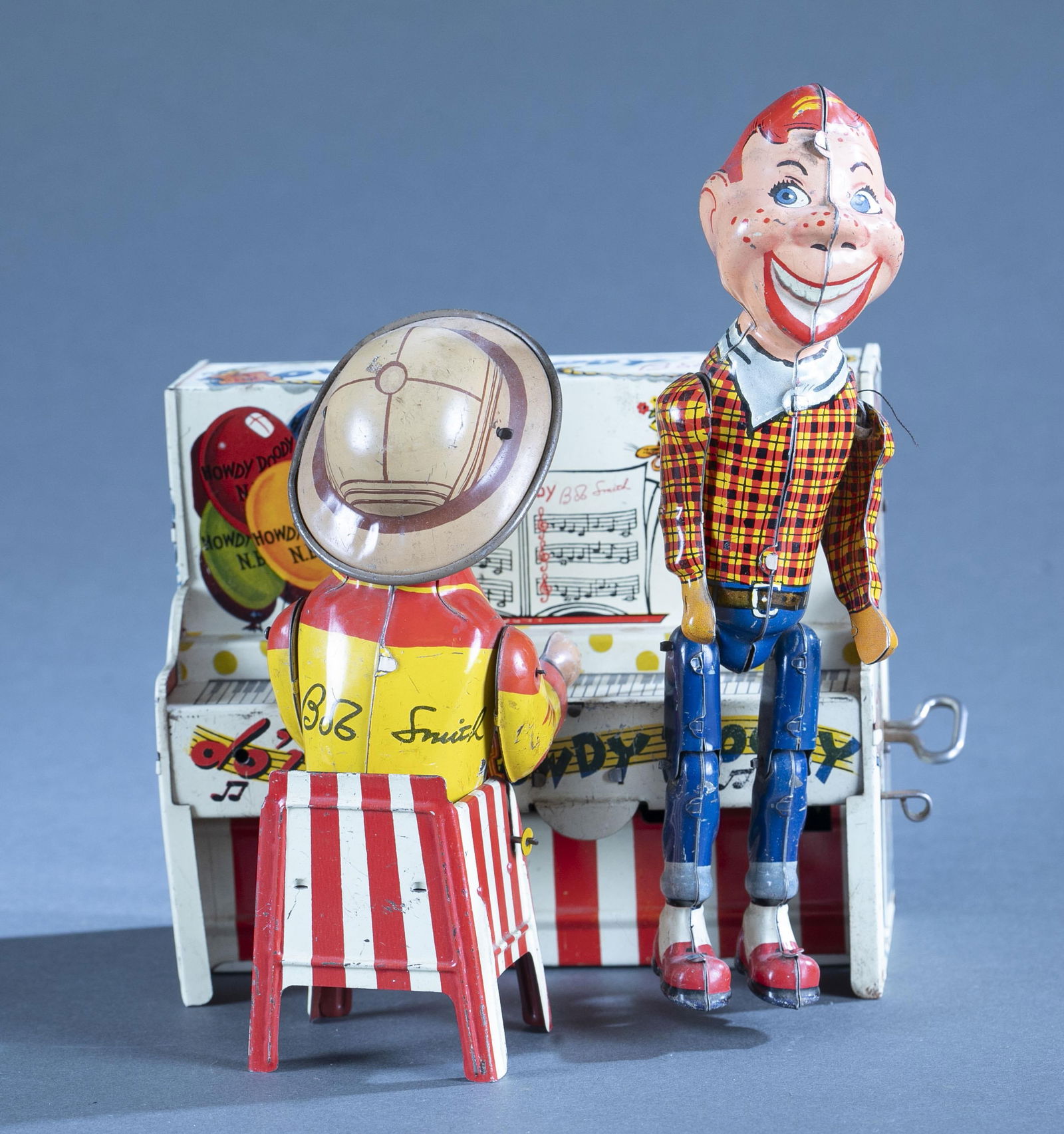 Unique Art Tin Litho Howdy Doody tin litho band: A Unique Art Tin Litho Howdy Doody tin lithograph wind up band. Bob Smith plays piano and Howdy Doody dances with piano decorated with Peanut Gallery. 5 1/2" x 6 1/2" x 6" Condition: Appears non funct