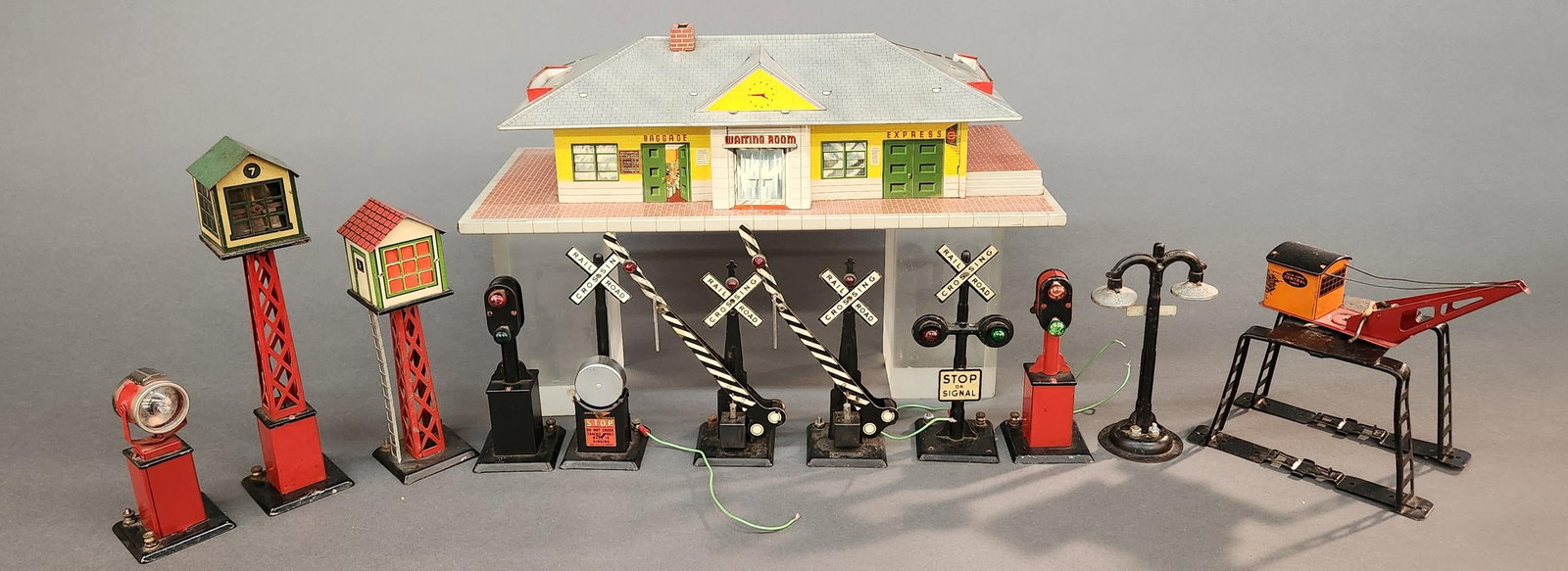 12 Prewar Marx train accessories (1 of 8)